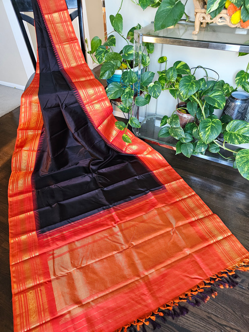 A Kanchi pattu !!!  The captivating combination of black and orange 🍊