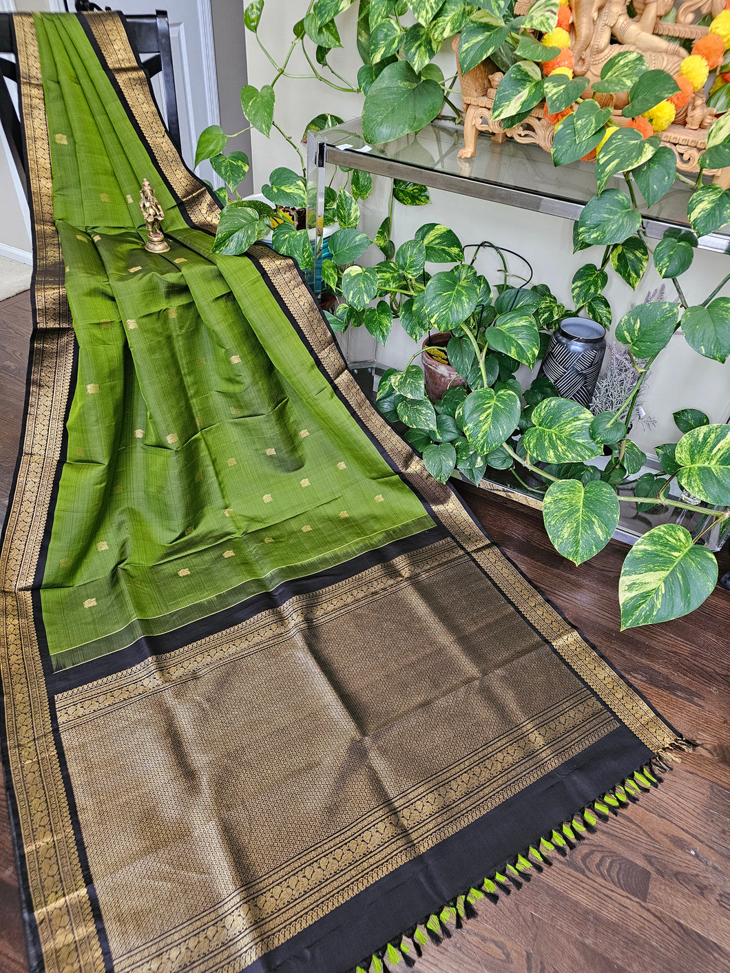 A beautiful kanchi pattu forest green with black combination.